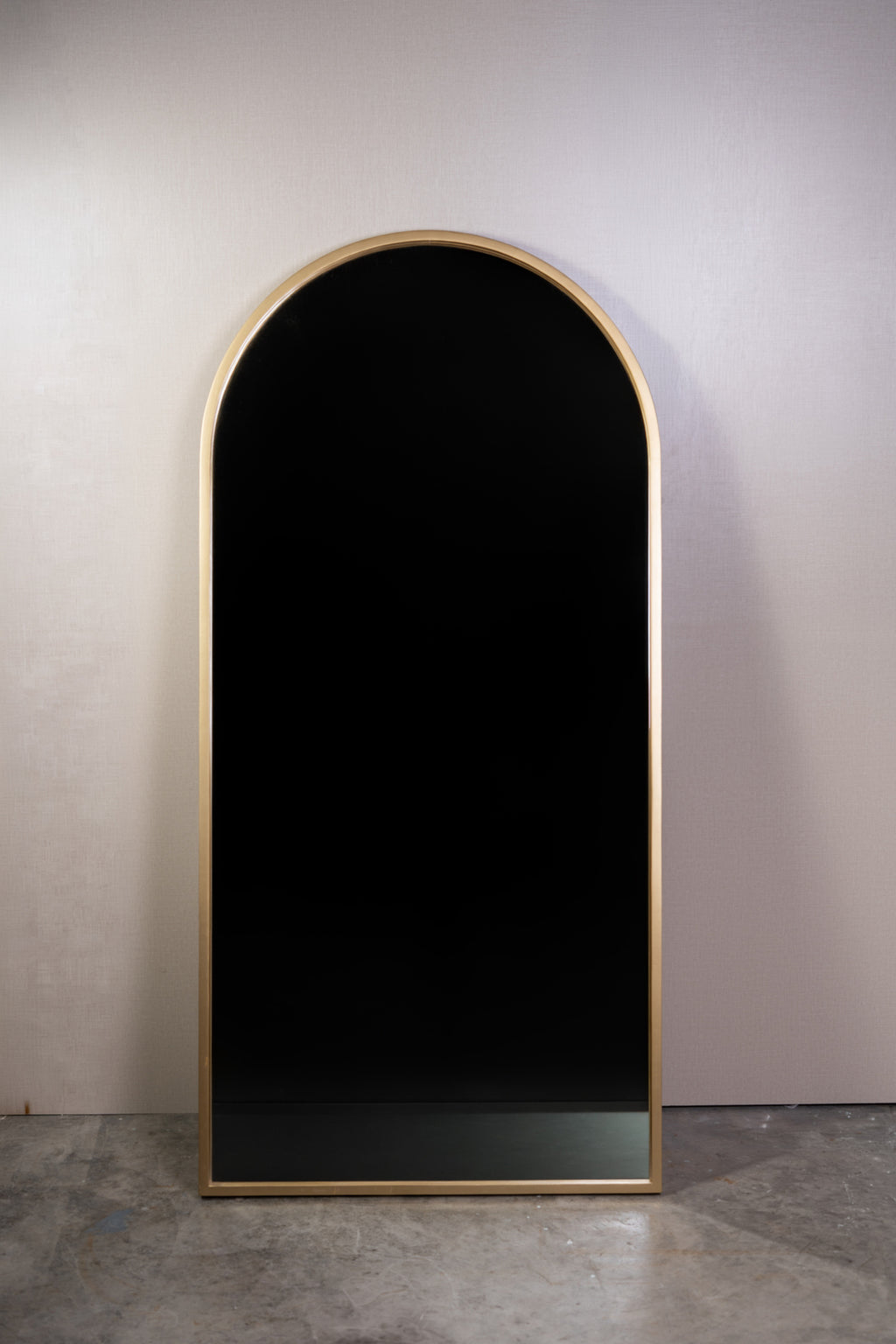 Espejo curvo minimalista dorado