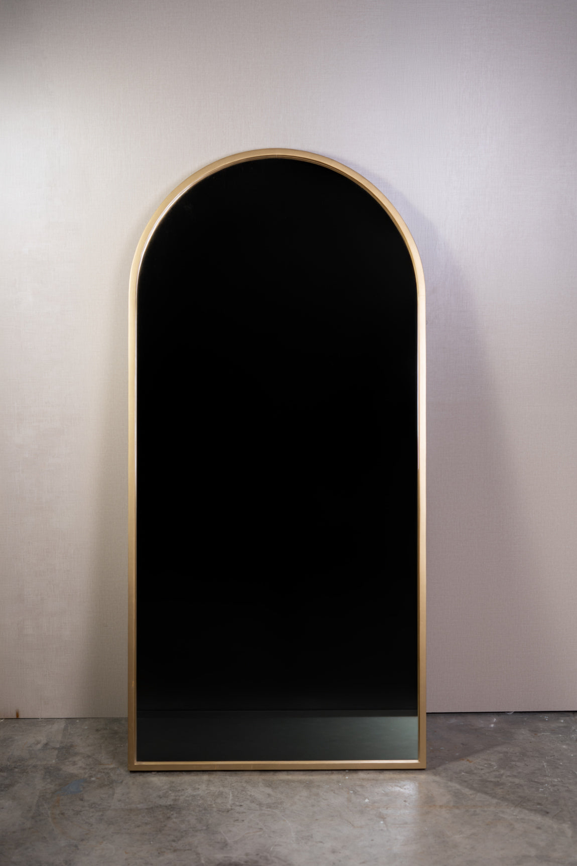 Espejo curvo minimalista dorado