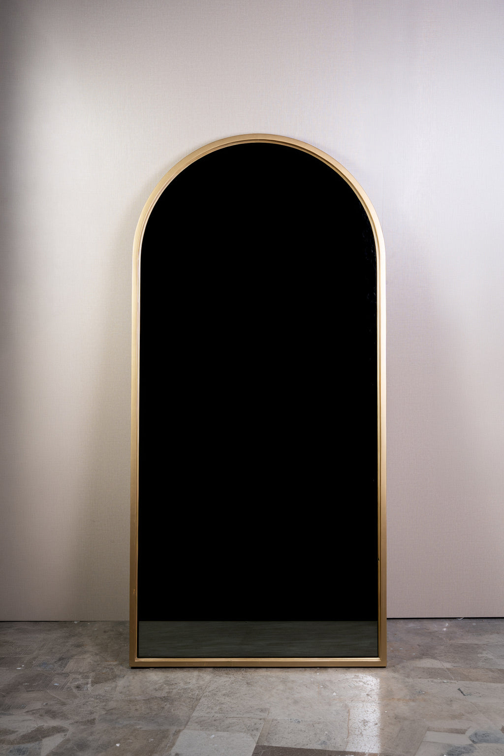 Espejo curvo minimalista dorado