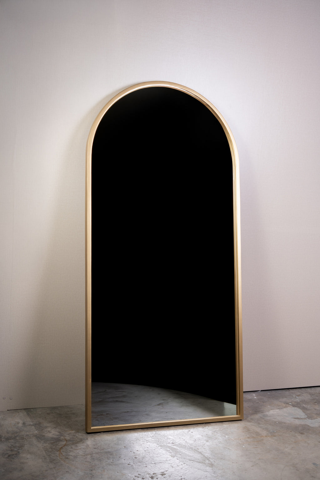 Espejo curvo minimalista dorado